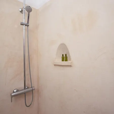 Markezinis Otel Perivolos (Santorini)